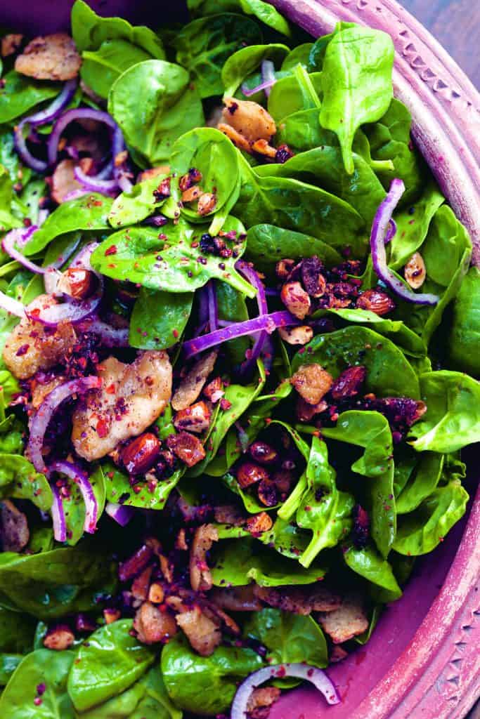 SALADE VAN JONGE SPINAZIE MET DADELS & AMANDELEN