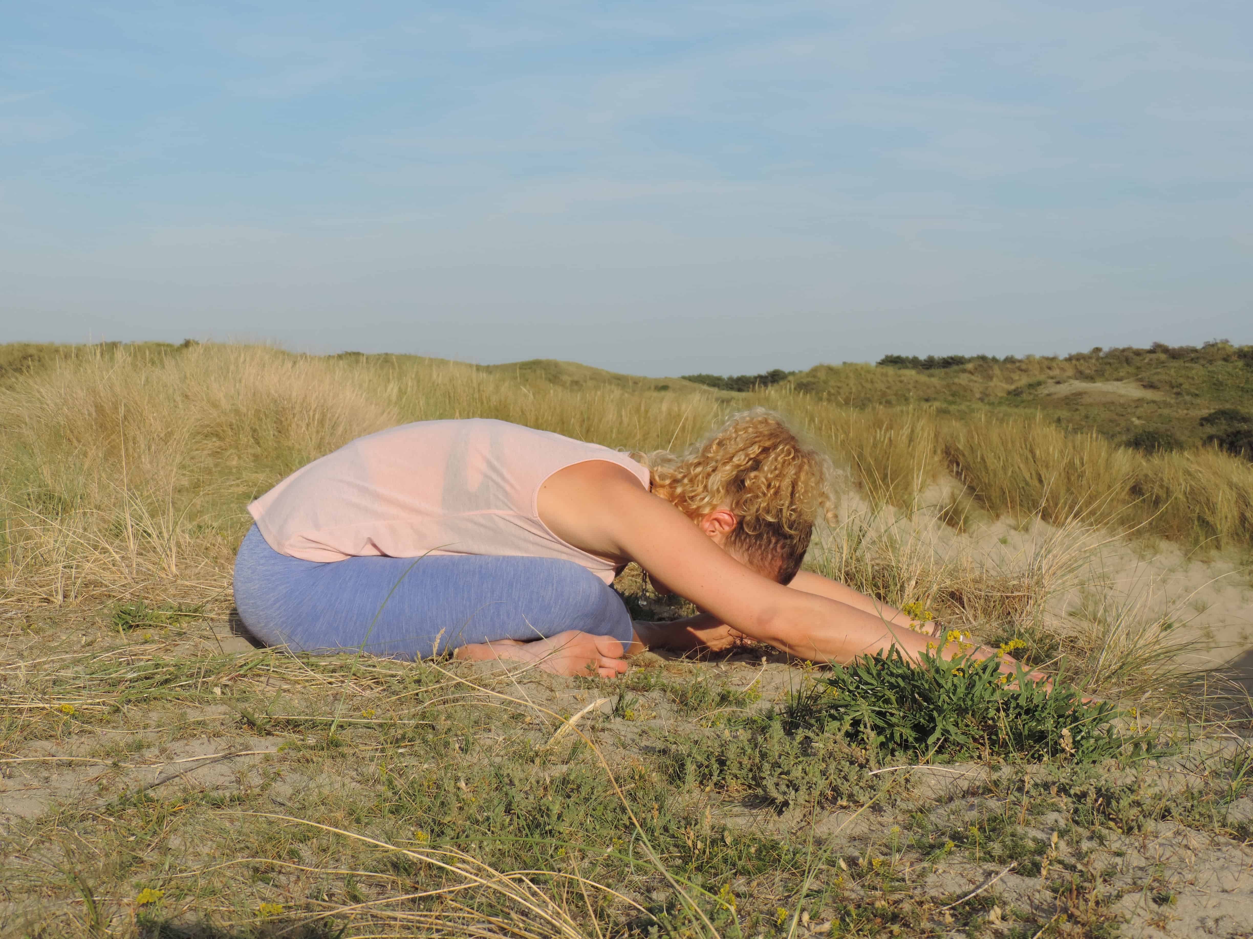 Loop dan je handen naar voren en kom met je bovenlichaam richting de grond.