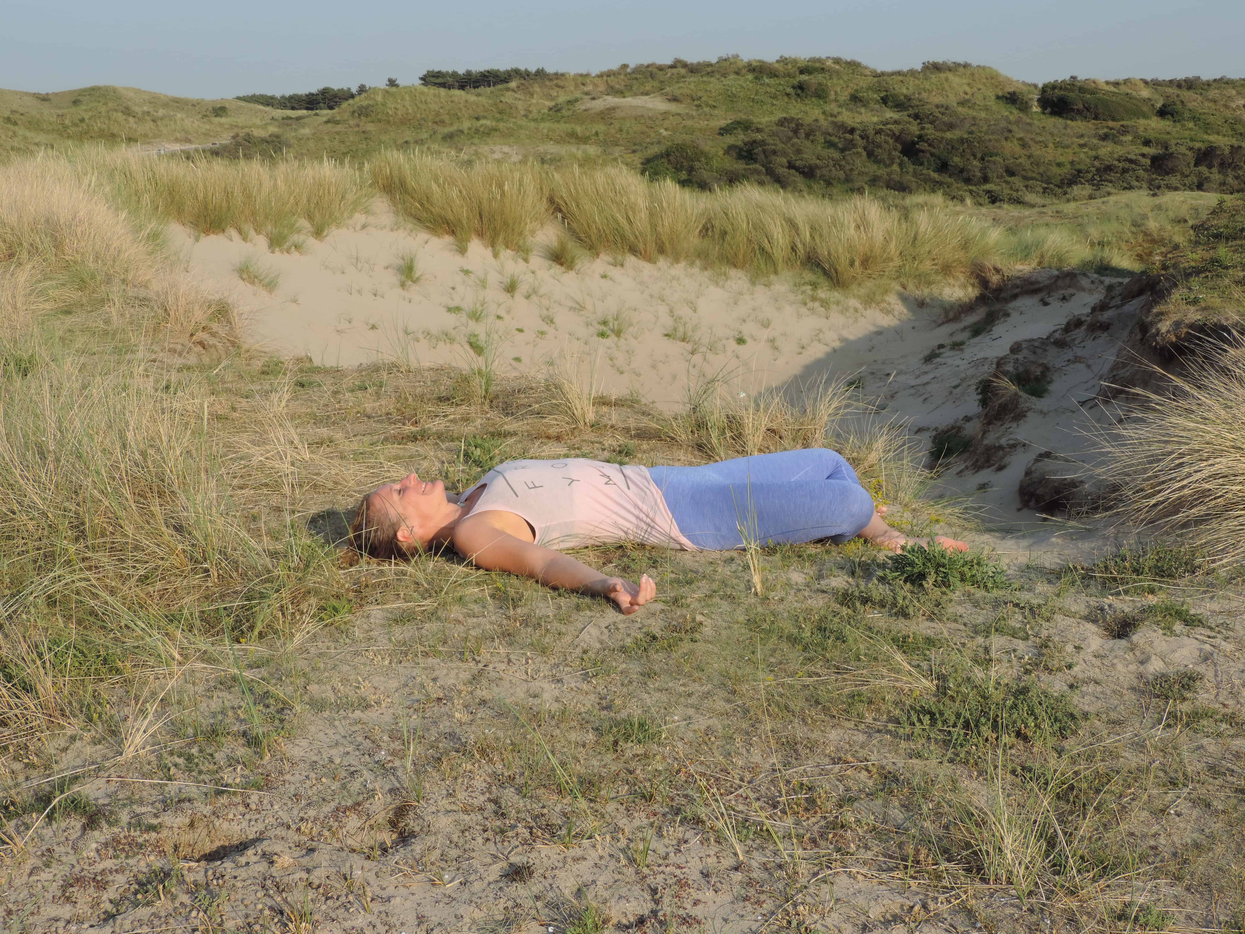 Kom weer overeind en ga op je rug liggen in de Liggende dubbele duif. 