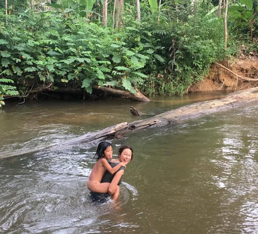 Spelen met de kinderen van het regenwoud