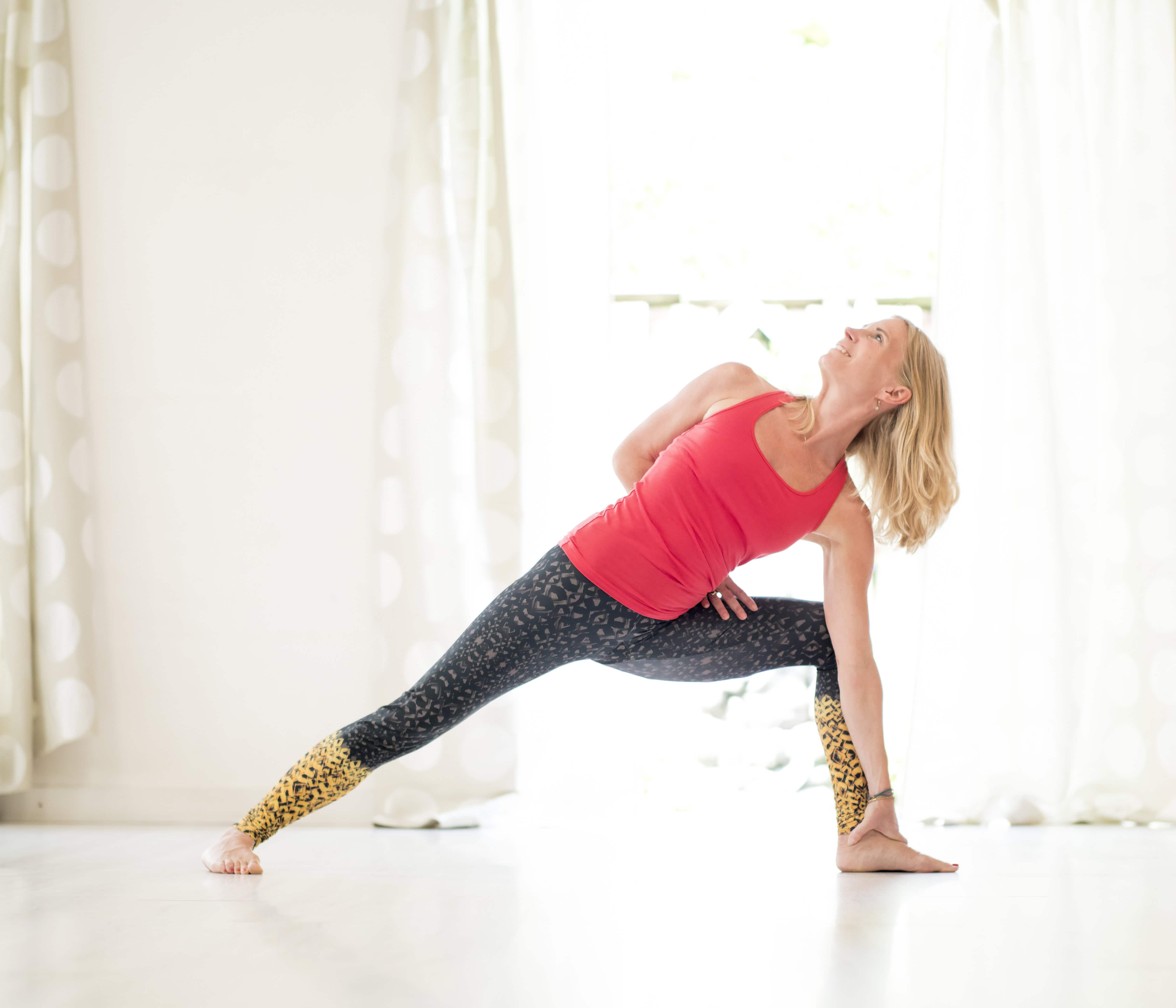 Ardha Baddha Parsvakonasana (Half liggende hoekhouding)