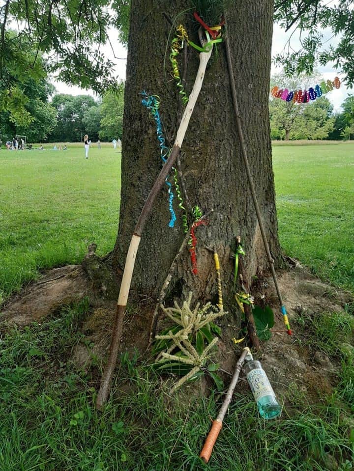Hilde beoefent yoga thuis