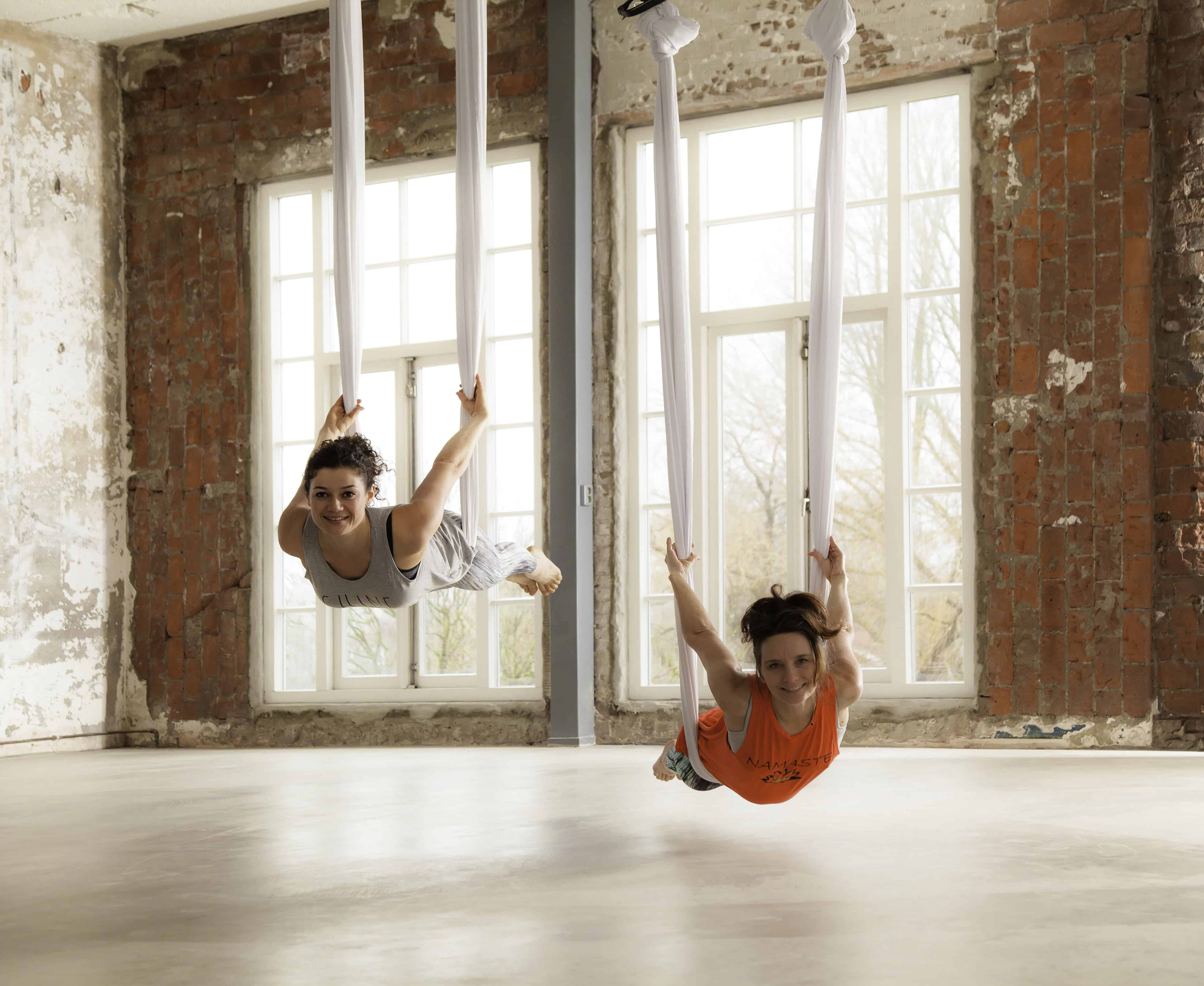 omhoog kijkende hond