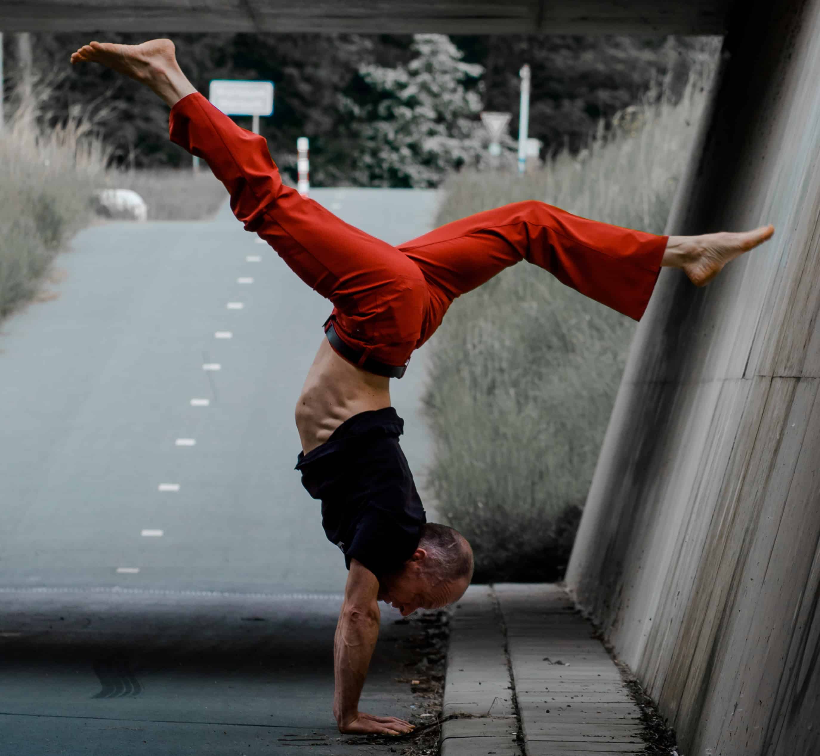 Bart heeft een eigen yogastudio in Leeuwarden. Foto van Israel Gil via Unsplash