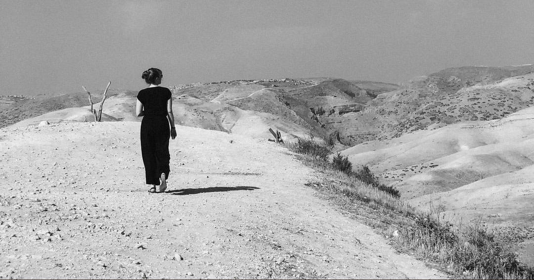 Palestijnse yogadocente en violiste Tala Khouri zet haar spiritualiteit in voor een geweldloze wereld.