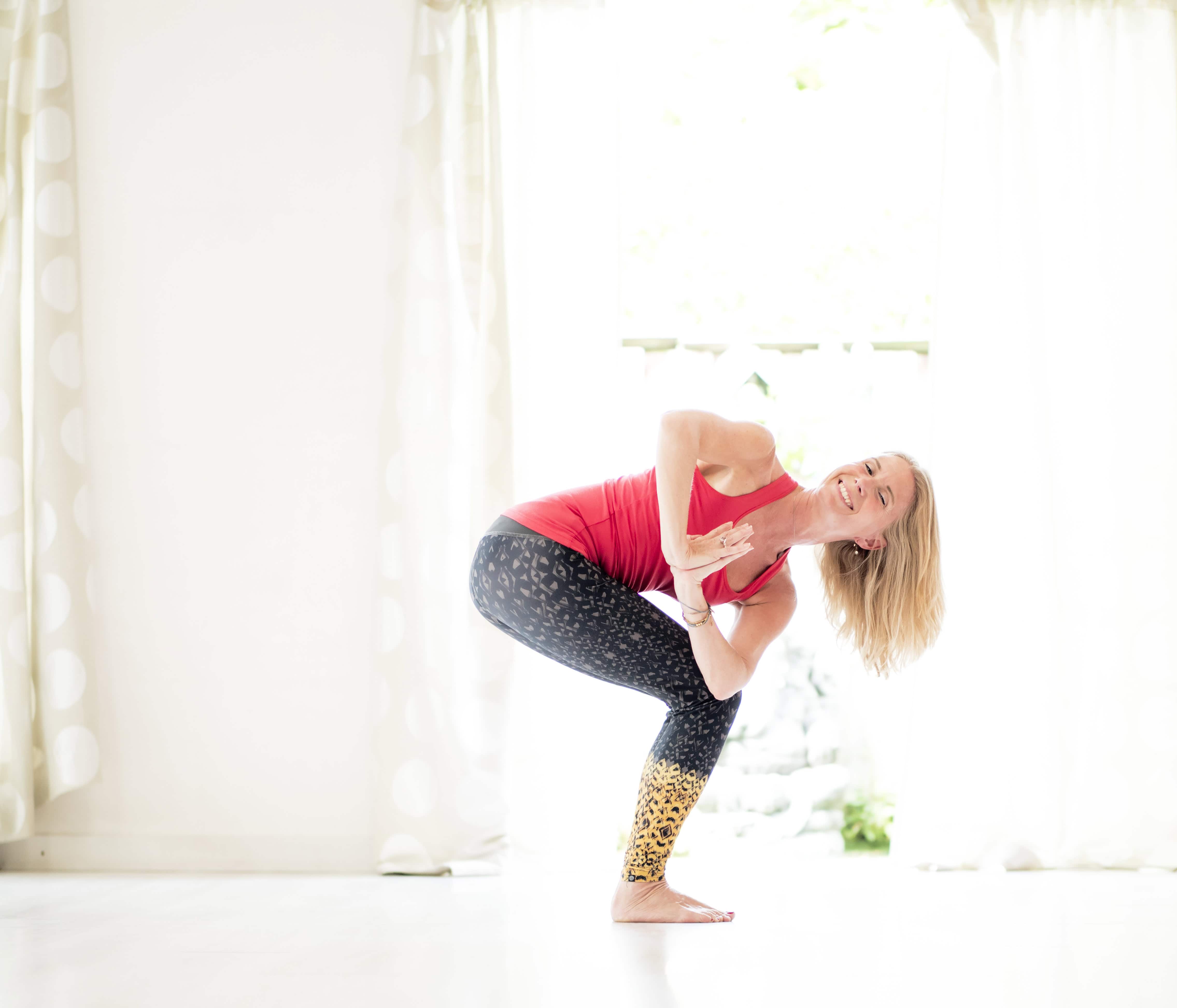 Parivrtta Utkatasana (Gedraaide stoel)