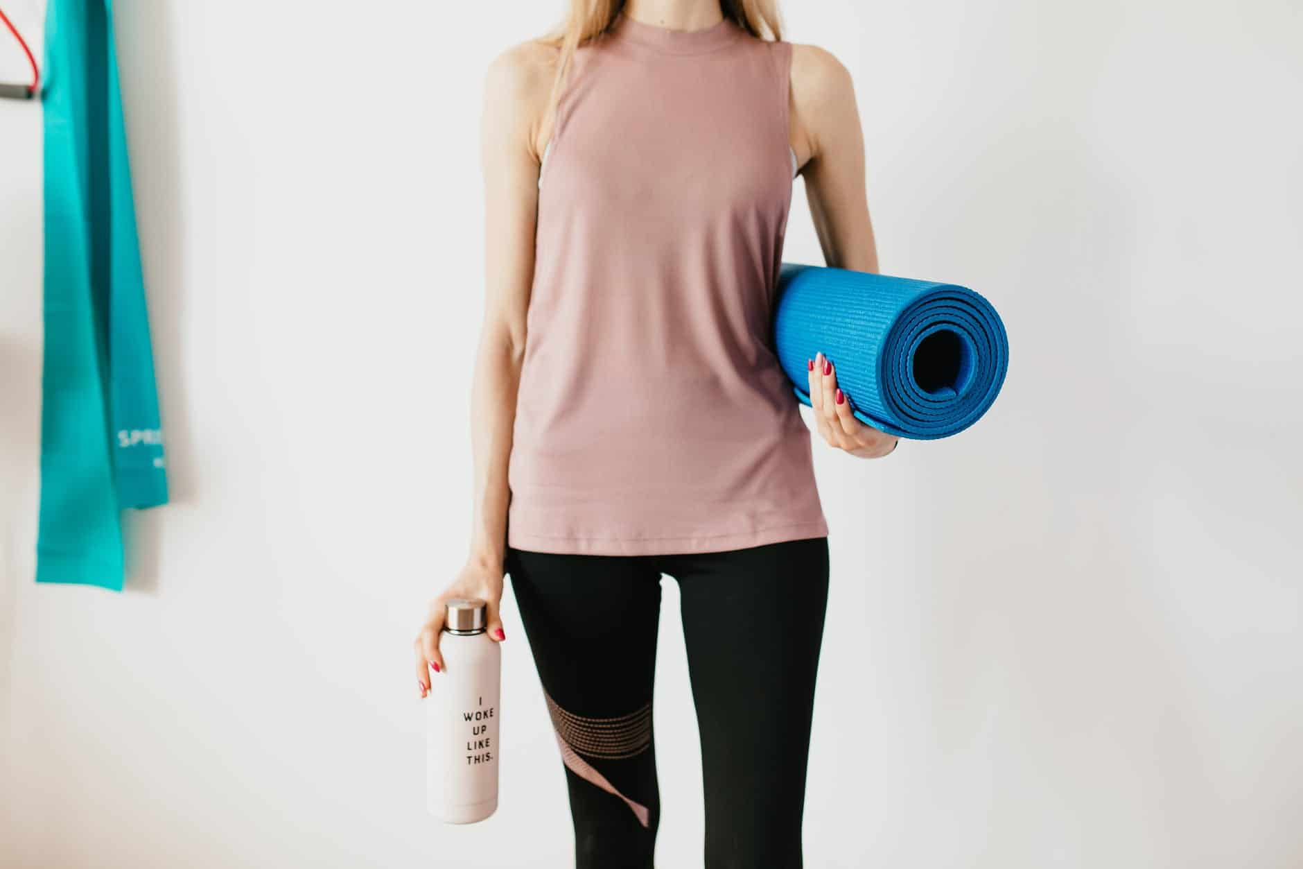 Water drinken tijdens yogales yoga sessie
