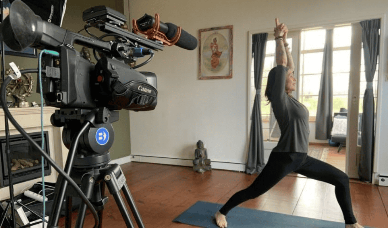 Jeanet Siddhi Heilbron in actie tijdens een live stream yogales.