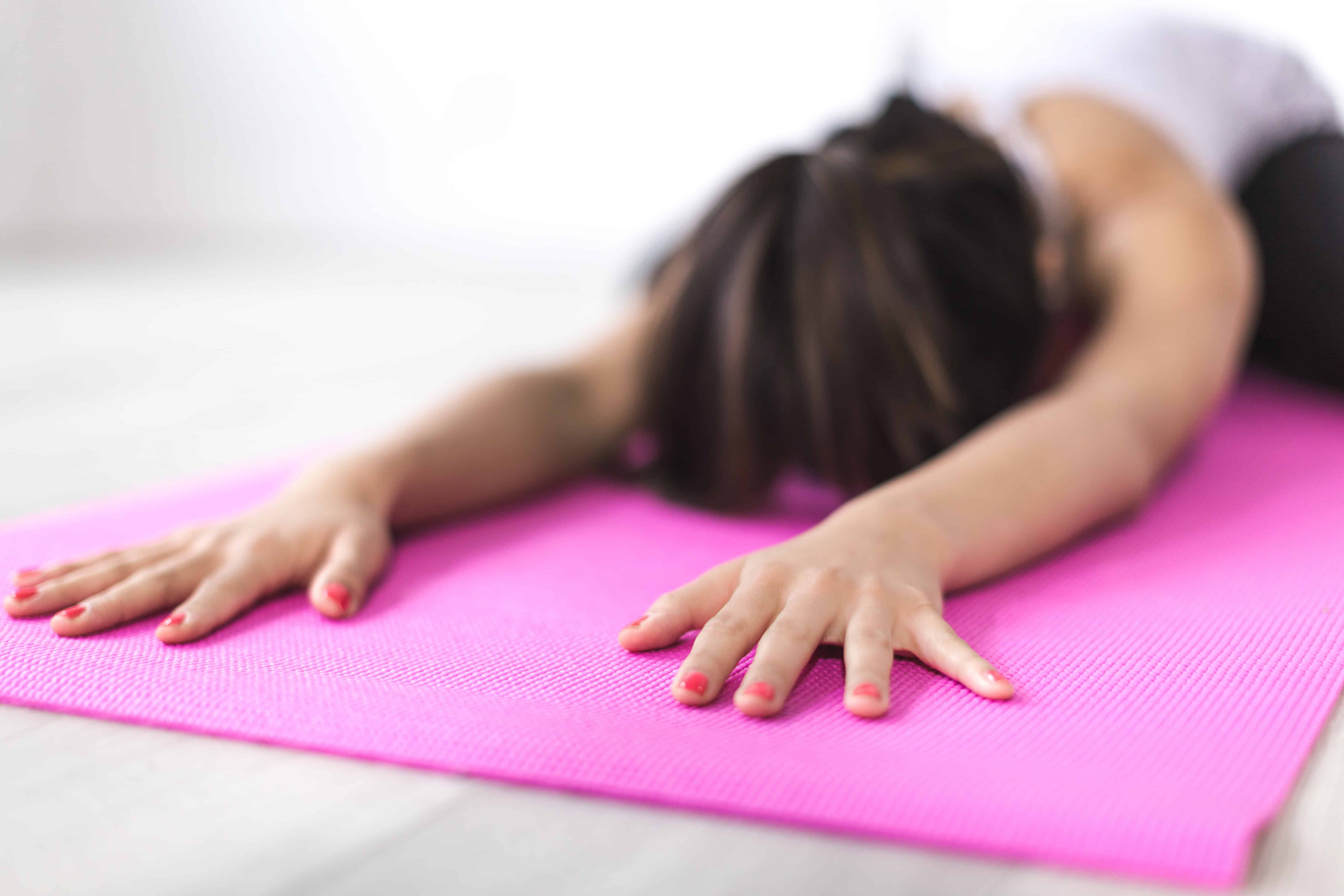 yoga ongesteld menstruatie houdingen routine pijn 