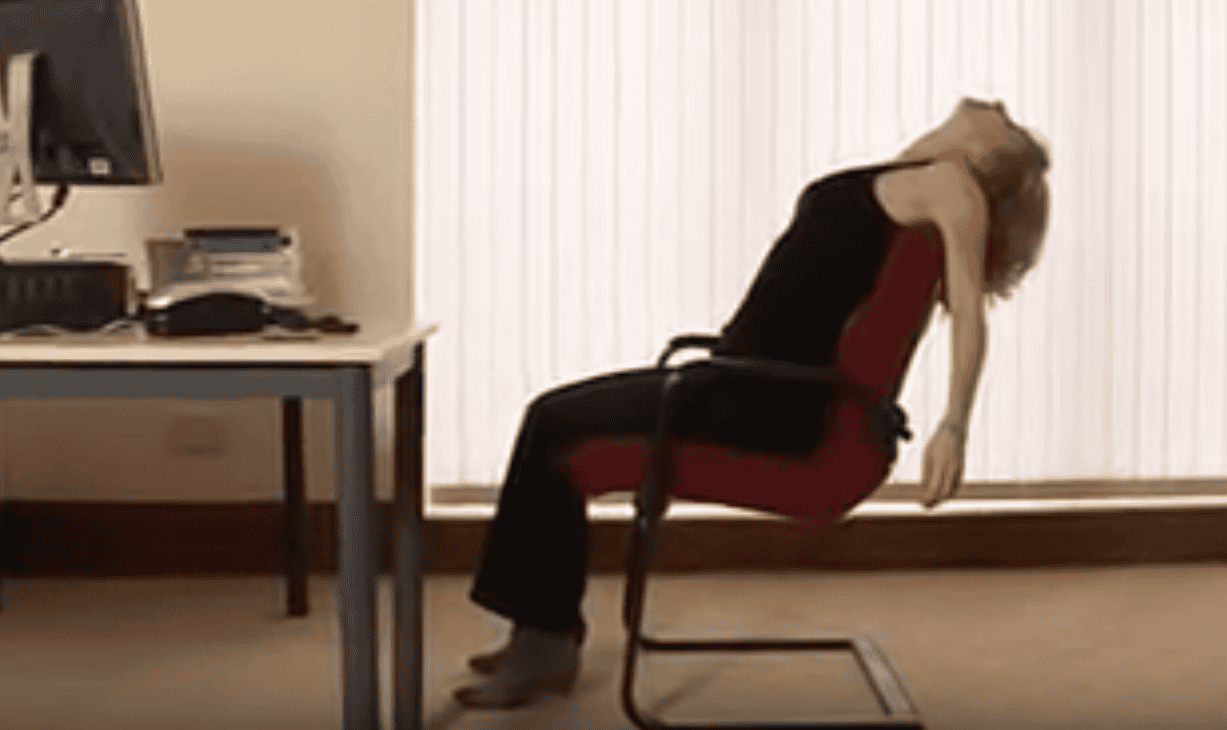 Beeldstil via YouTube. Yoga for the Office - Part 1 van Ekhart Yoga.