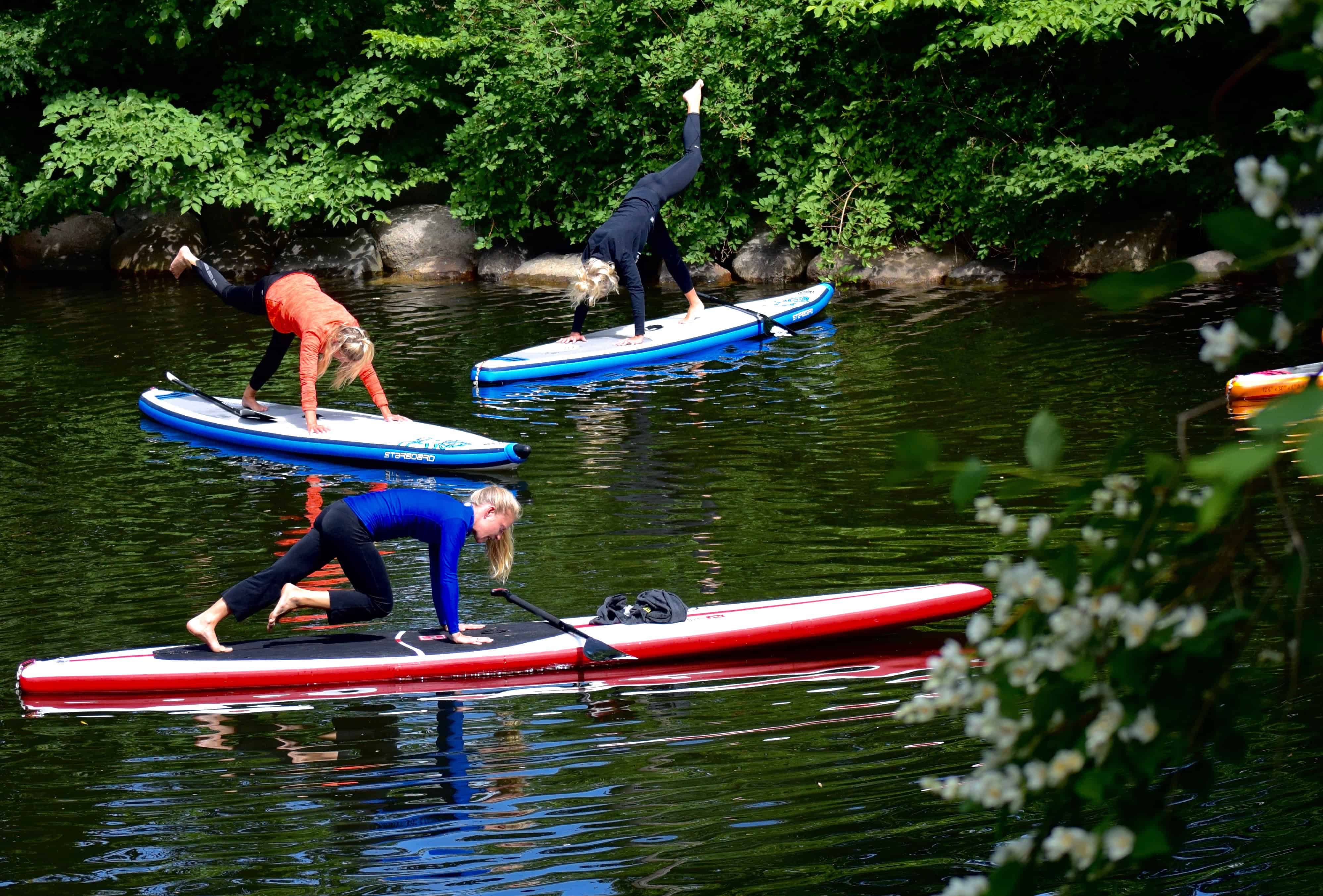 Foto: yoga op kayakken in Malmö