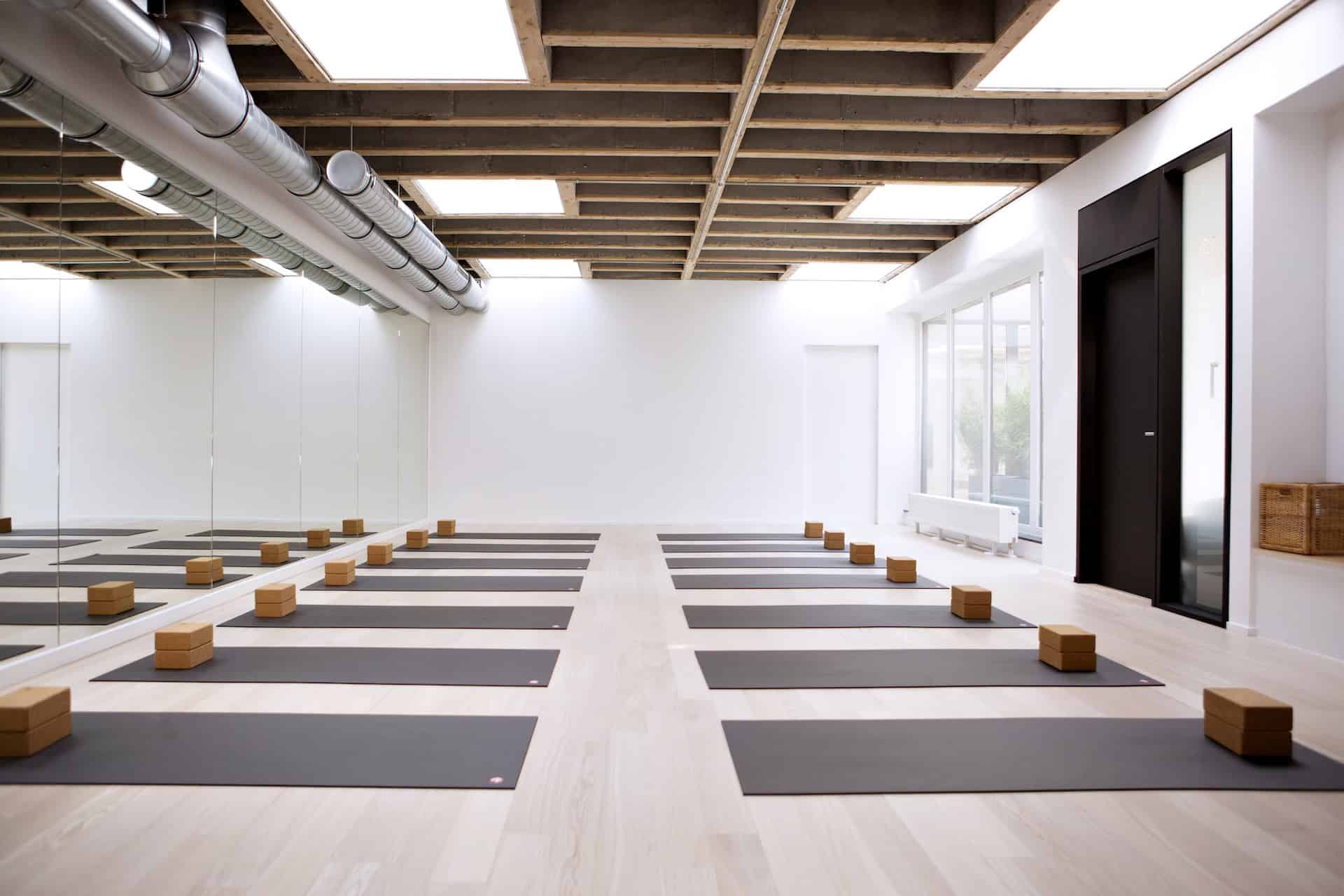 Yogazaal klaar met yogamatten. Foto Yoga Room