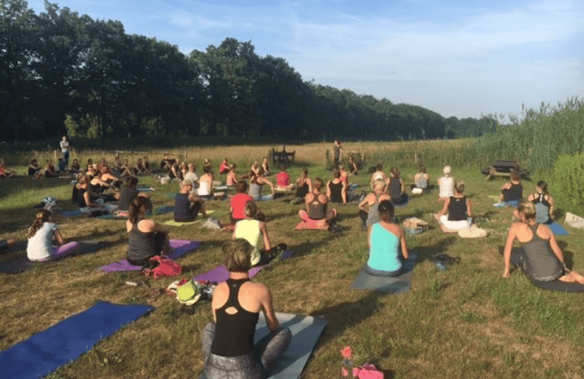 Wereld Yoga Dag SunSet Flow op Landgoed van Natuurmonumenten