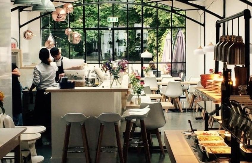 Impressie van Restaurant LOFF met doorkijk naar het tuinterras.