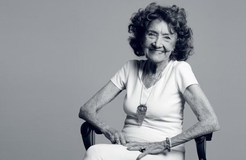 Täo Porchon-Lynch voor Yogi Times. Fotografie: Jan Klier. Bron: taoporchonlynch.com