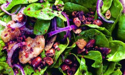 SALADE VAN JONGE SPINAZIE MET DADELS & AMANDELEN