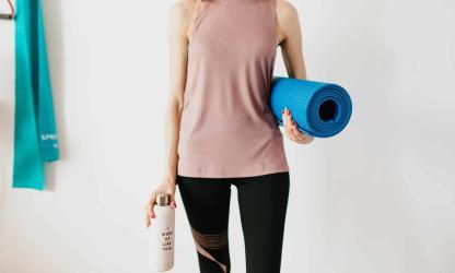 Water drinken tijdens yogales yoga sessie