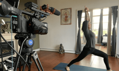 Jeanet Siddhi Heilbron in actie tijdens een live stream yogales.