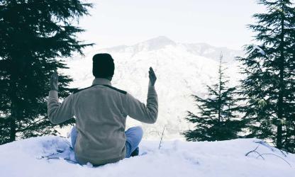 6 yoga poses die je blij maken in het koude weer