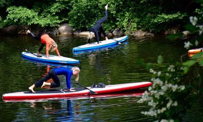 Foto: yoga op kayakken in Malmö