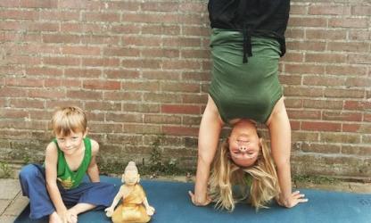 Sandra in Handstand. © Sandra Konst