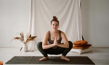 Laura de online yoga juf