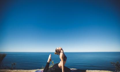 Waarom fysiotherapeuten steeds vaker yoga aanraden